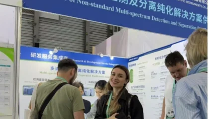 International visitors meeting the HIPSOUL team at the uHPLCs exhibition booth