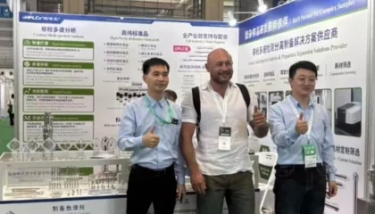HIPSOUL team with an international customer at CPHI China